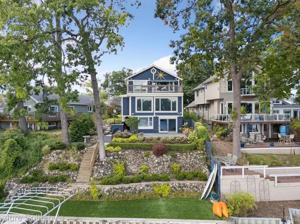 3806 Island Park Dr, Waterford, MI 48329