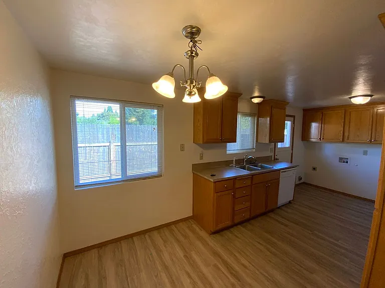 2 bedroom in River Road Area — Photo 6