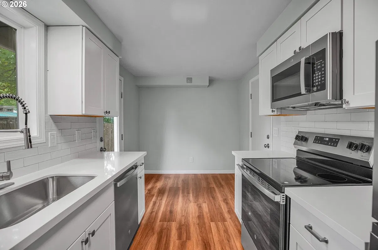 3 bed, 972 sqft, $2,050 — Photo 3
