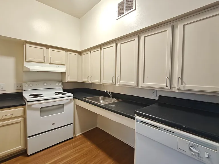 4903 Spruce St #11 — Photo 2