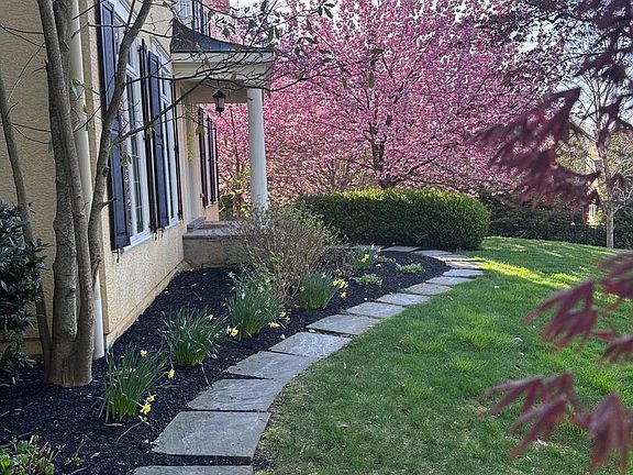 3rd image of 371 Trillium Ln