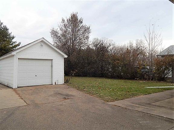 Detached garage