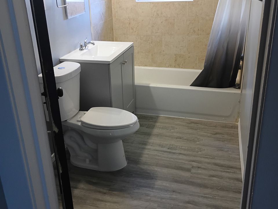 New vanity, toilet and flooring