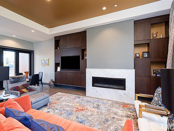 4th image of 208 Dundas Ln