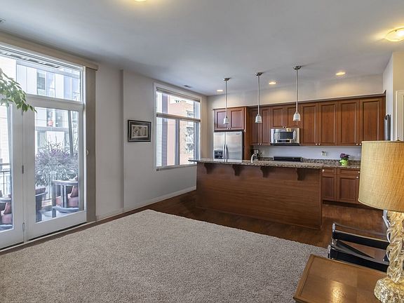 3rd image of 711 W Grand Ave #201
