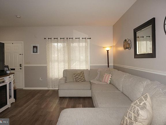 4th image of 429 Locust St