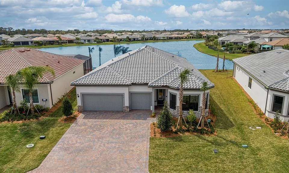 818 SE Courances Dr