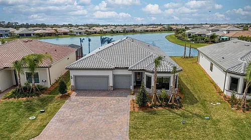 818 SE Courances Dr Photo 1