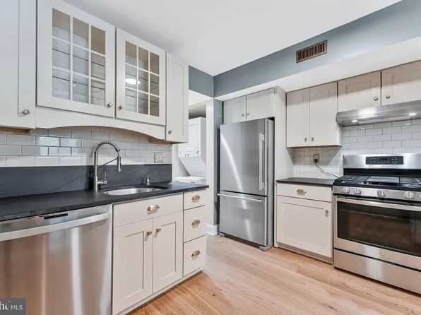 2074 Royal Fern Ct #33/22B, Reston, VA 20191