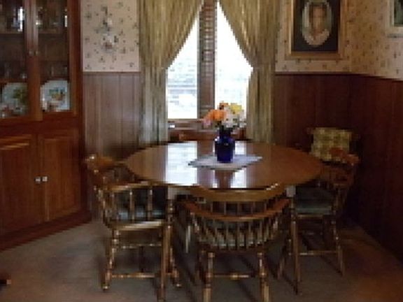 Dining Room - 10'x10'