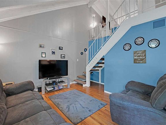 3rd image of 2727 Dawnview Dr