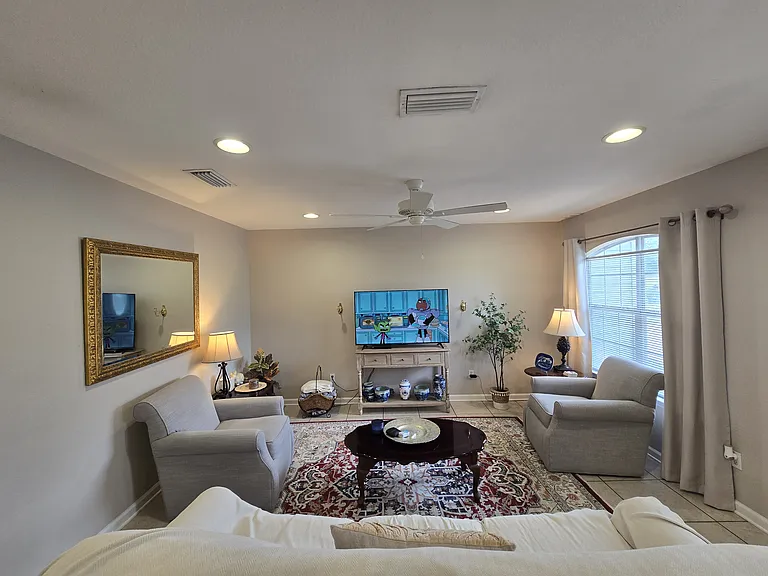 147 Williamsburg Ave — Photo 3