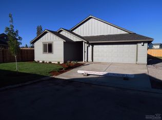 989 SW 26th Ln, Redmond, OR 97756