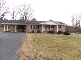 2102 Elizabeth Dr, Mount Airy, NC 27030