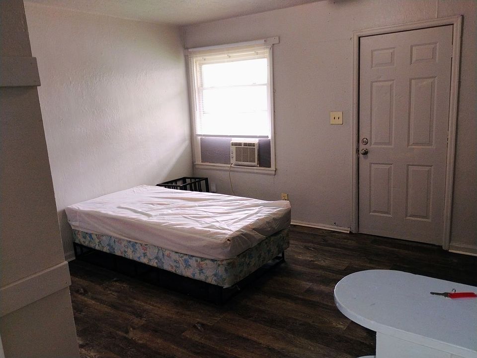 2nd image of 2044-2050 S Broadway St #13