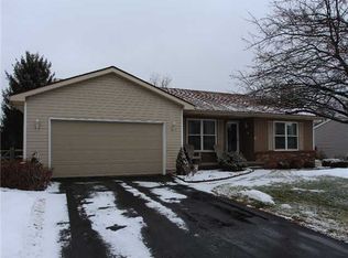 852 Village Pkwy, Waterville, OH 43566