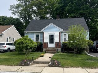 11 Hartlawn Rd, West Roxbury, MA 02132