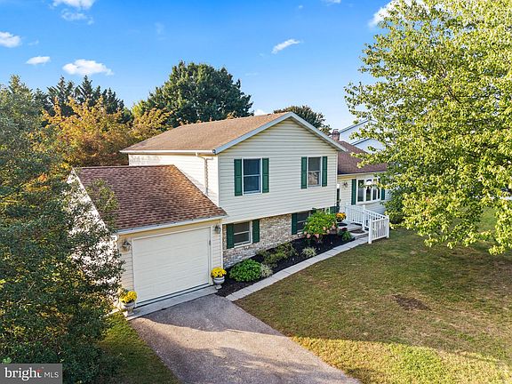 2nd image of 10 Gardenia Dr