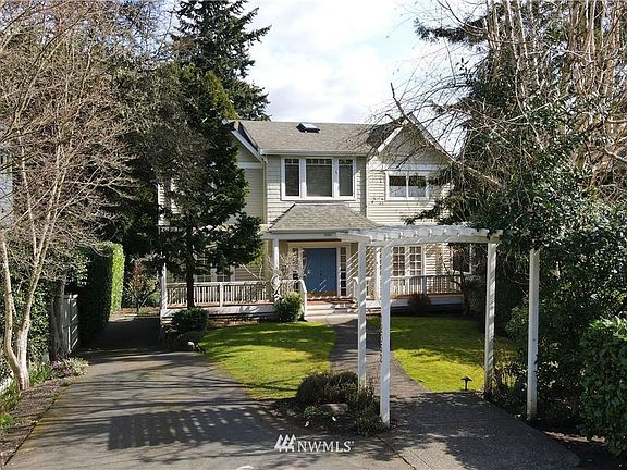 3rd image of 12052 Lakeside Ave NE
