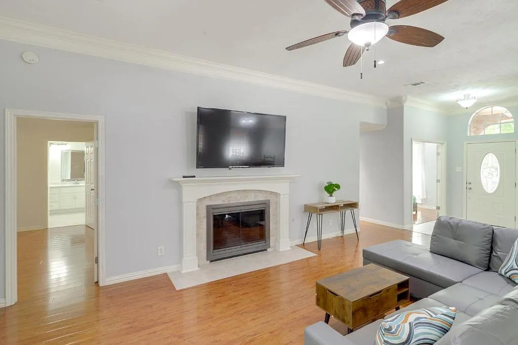 4 bed, 2000 sqft, $2,499 — Photo 3