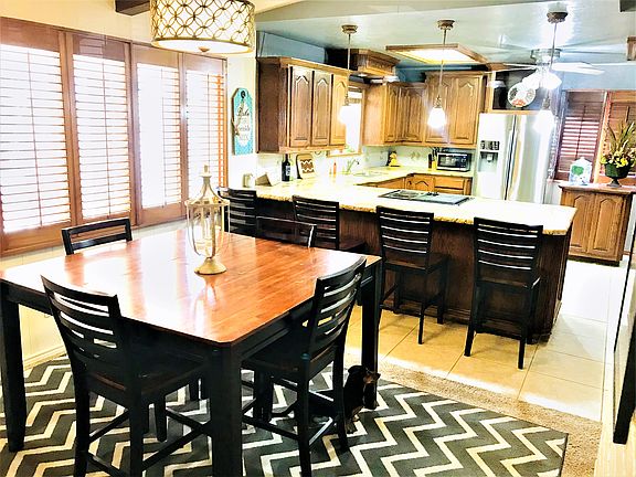 Beautiful kitchen w/granite