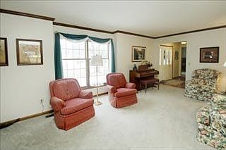 5th image of 196 Cherryview Dr