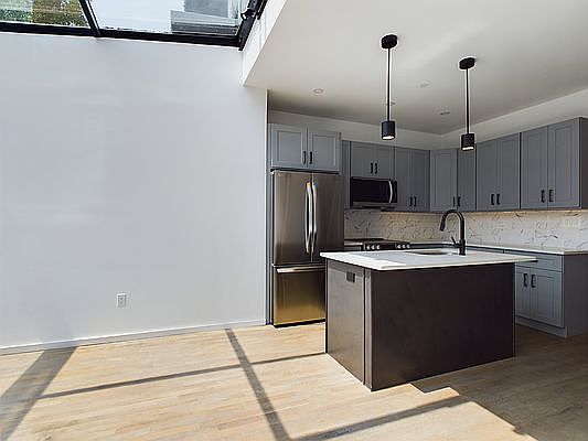 2nd image of 20-01 Steinway St #1