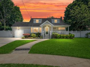 3 Cherry Ct, Massapequa Park, NY 11762