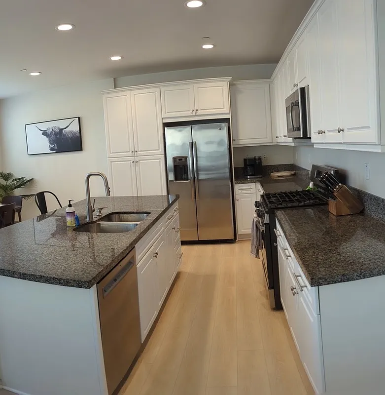 3 bed, 2.5 bath, $6,325 — Photo 3