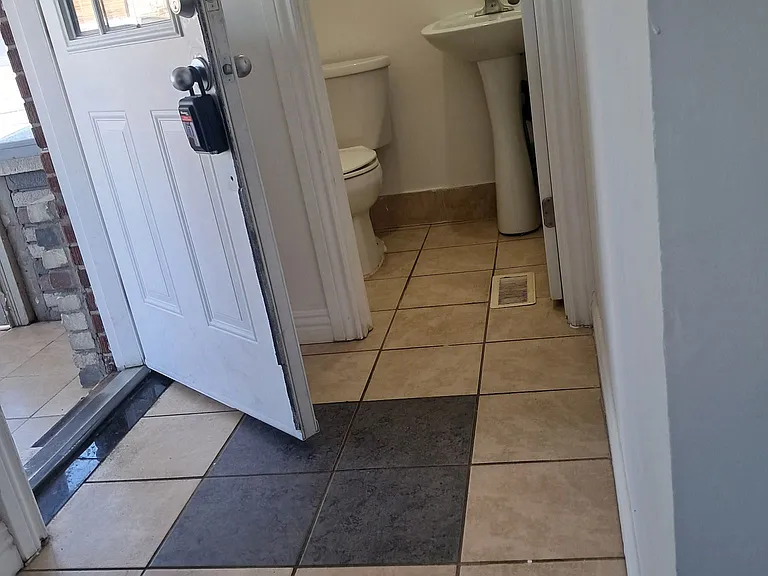 464 Warden Ave — Photo 4