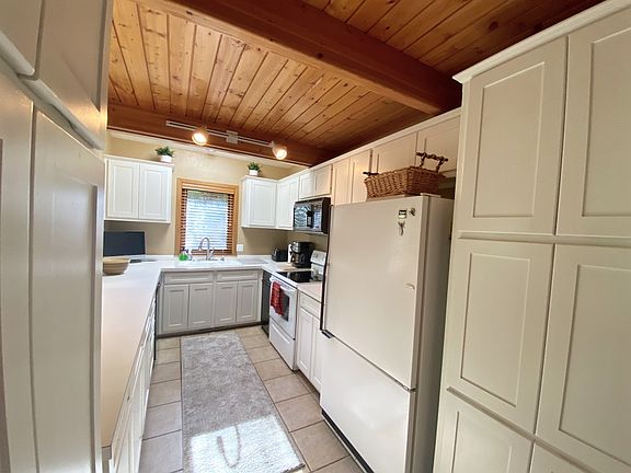 Light Kitchen w/wood accents
