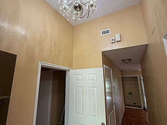 3rd image of 646 Saint Thomas Dr