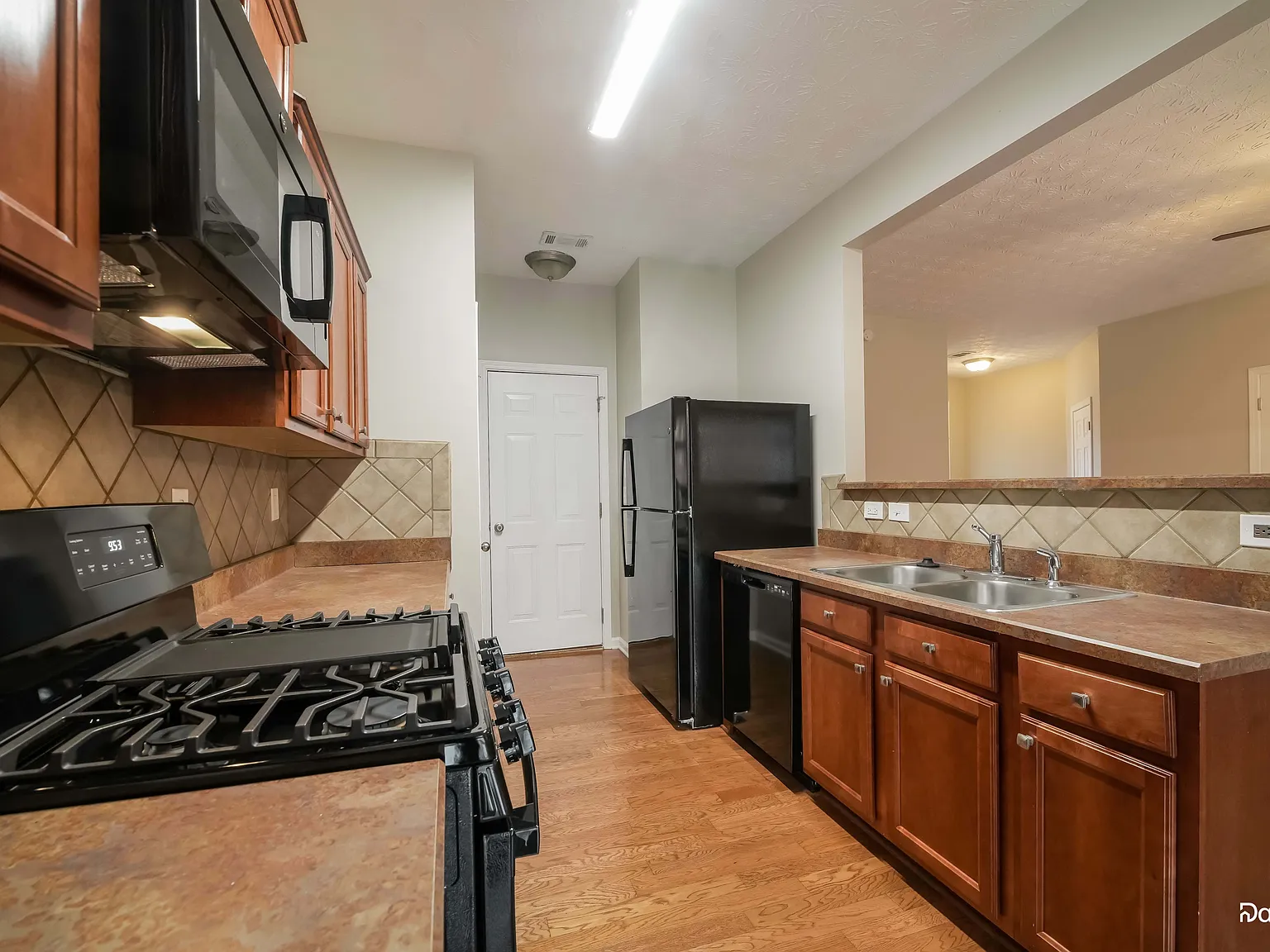 3 bed, 2.5 bath, 1495 sqft, $1,835 — Photo 4