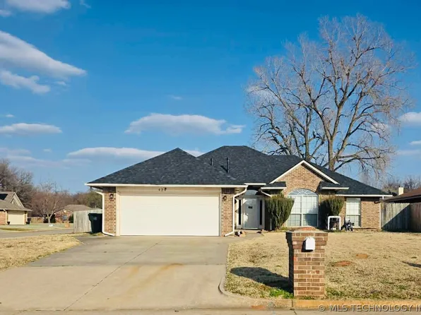 424 Blue Spruce Dr, Midwest City, OK 73130