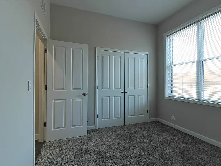 Elston — Photo 41