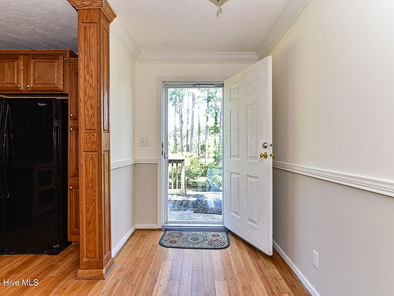 3rd image of 121 Hideaway Road