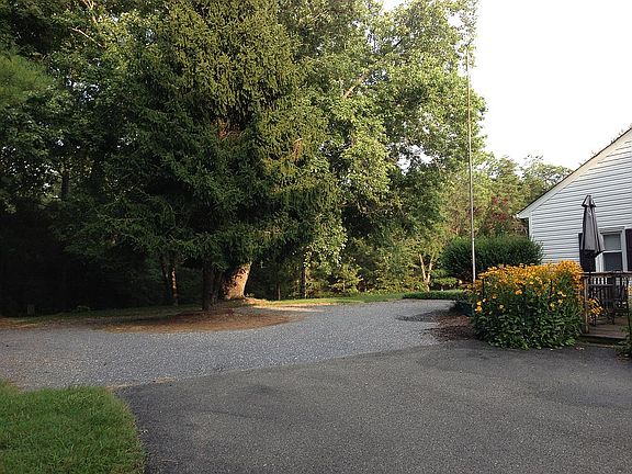 Side left-circle driveway