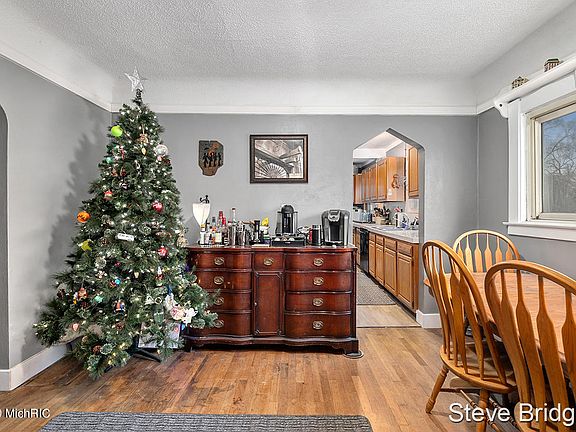 5th image of 3850 Loraine Ave SW