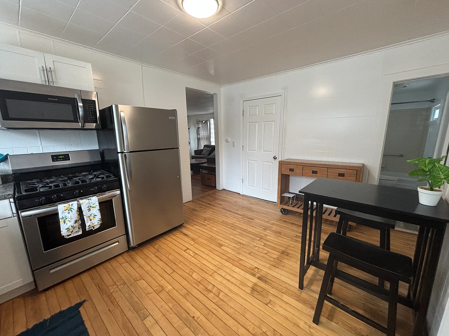 4 bed, 2000 sqft, $3,300 — Photo 4