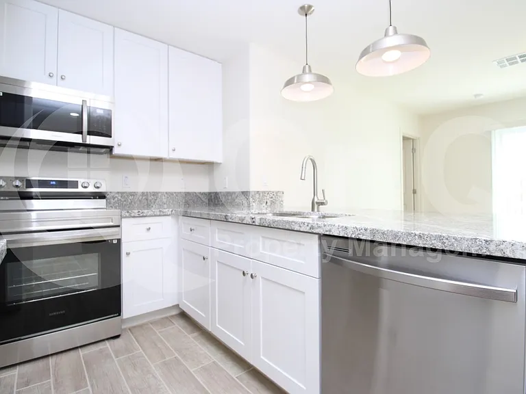 238 N Sycamore St — Photo 5