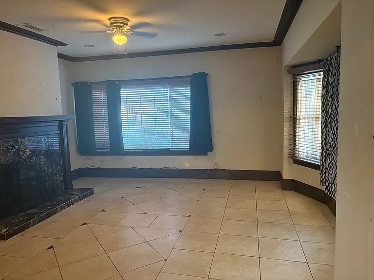 2320 S La Salle Ave — Photo 4