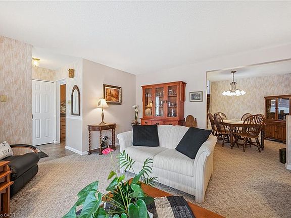 4th image of 233 Laurentian Dr