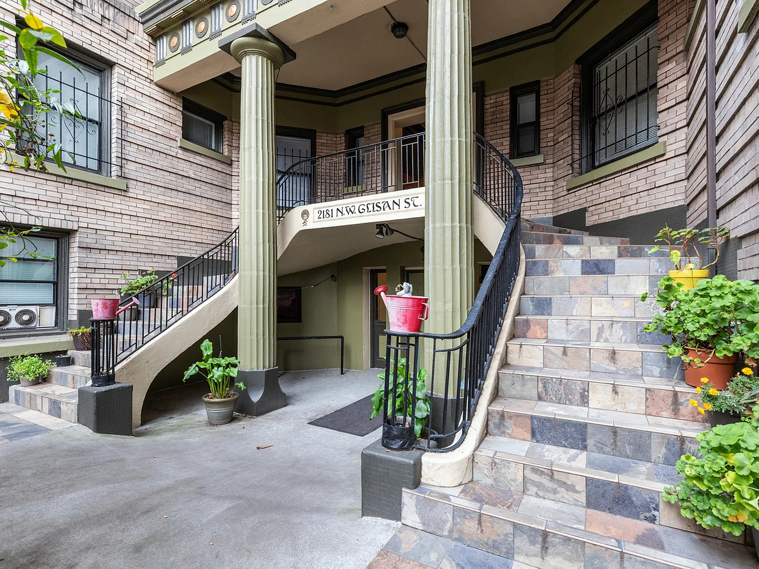 Highland Court Apartments — Photo 2