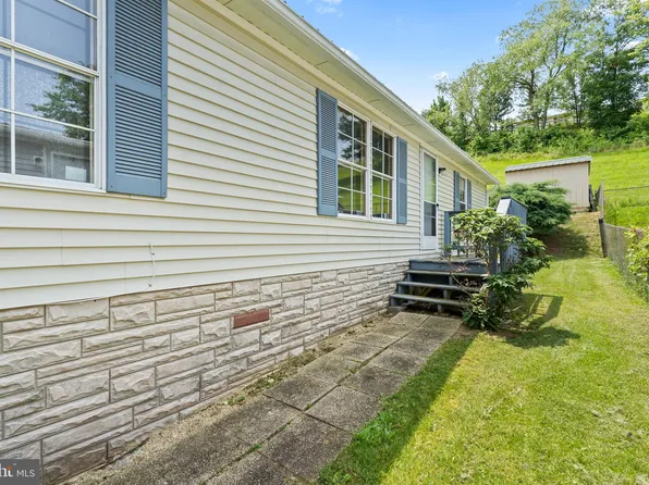 12016 Heather Dr, Hagerstown, MD 21740