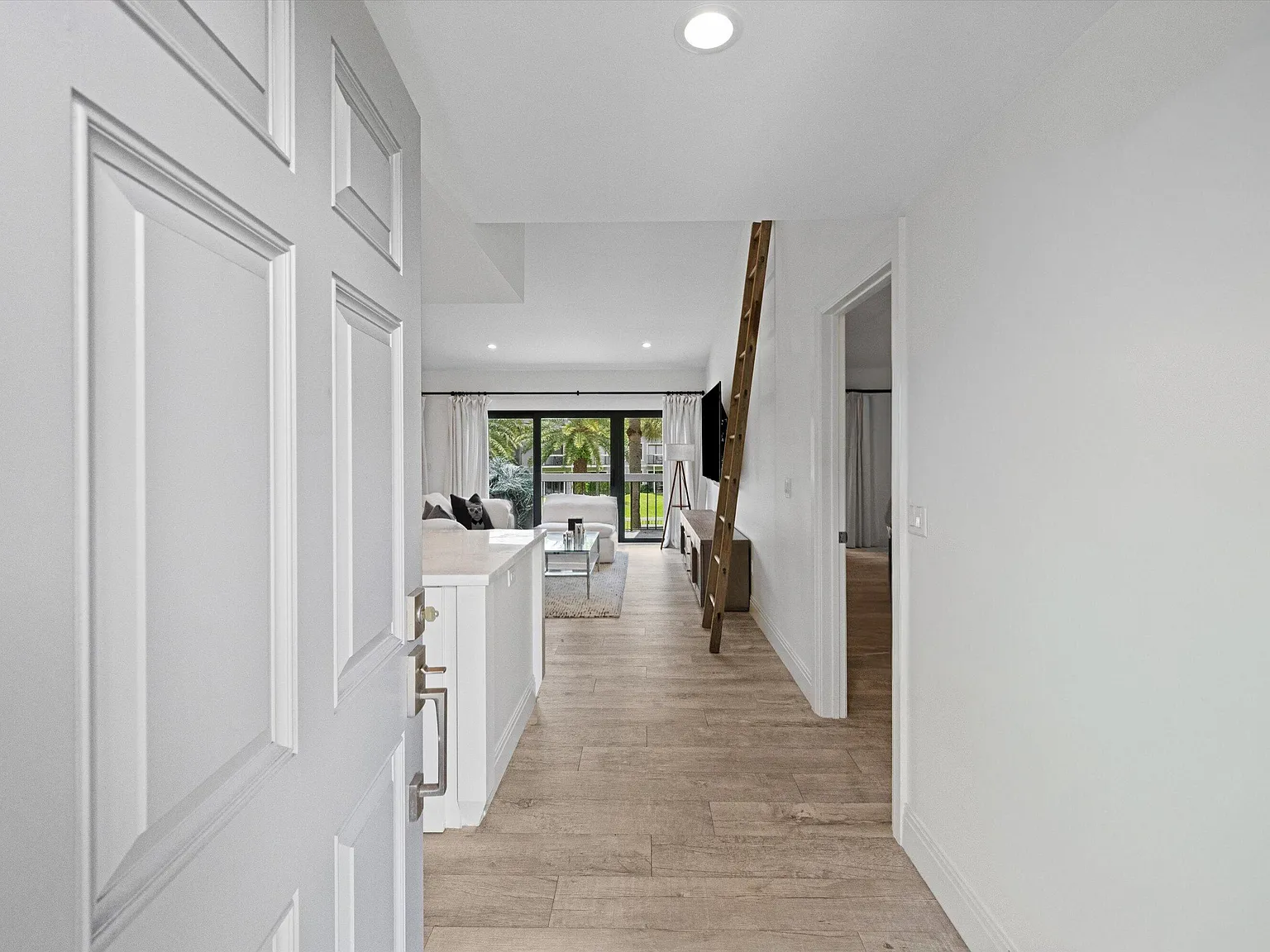 1 bed, 1.0 bath, 900 sqft, $6,000 — Photo 2