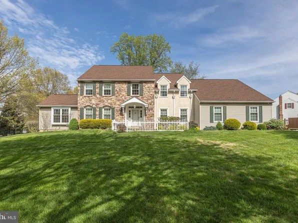 8 Mayflower Cir, Holland, PA 18966