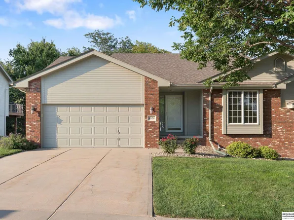 4920 Lakeside Dr, Papillion, NE 68133