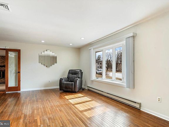 4th image of 6 Penn View Dr