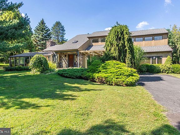 3rd image of 2511 Hickory Ln