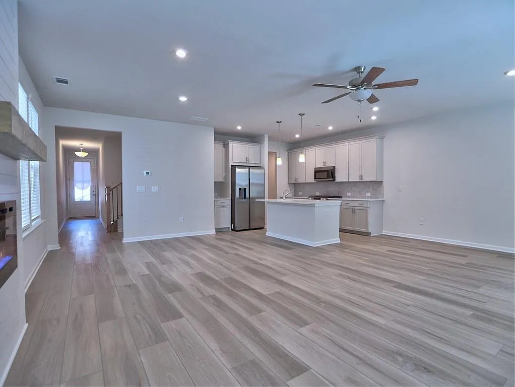 3 bed, 2.5 bath, 2046 sqft, $2,500 — Photo 4